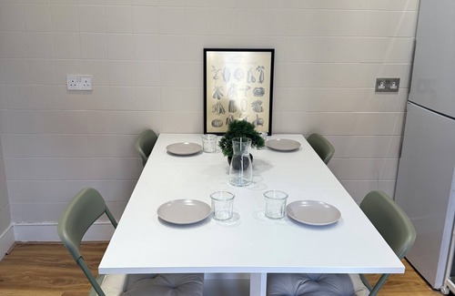 Stoke Newington Apartment | Stokey Skyline Retreat With Balcony
