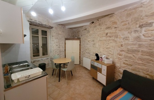 Barjac Apartment | Stone apartment in the heart of Barjac