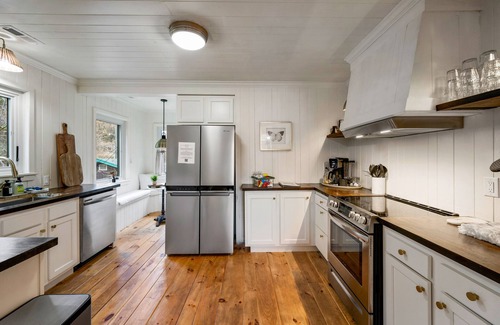 Gatlinburg Cabin | Stone Cabin - Only 1.5mi to town w/free trolley, Firepit/Spa/Cornhole/Gameroom!