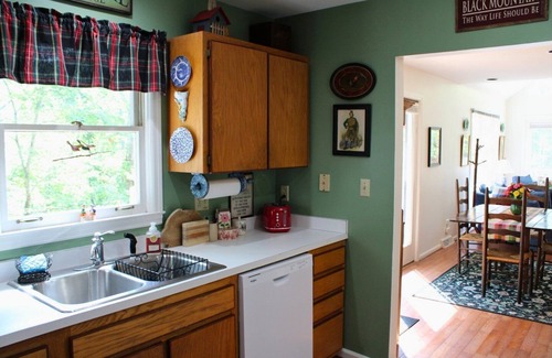 Black Mountain House | Stone Circle Cottage | Pet Friendly & 5 Min. to Black Mountain!