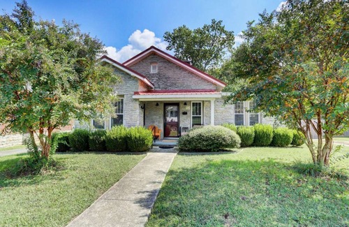 Fayetteville House | Stone Cottage near the downtown square of Fayetteville TN