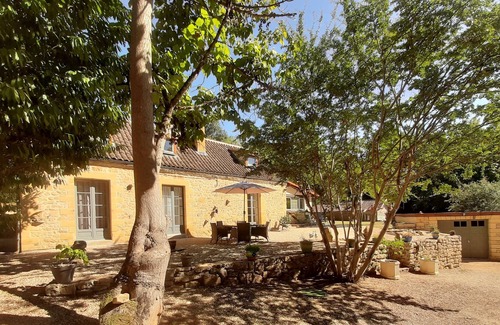 Sainte-Mondane House | Stone farmhouse surrounded by woodland