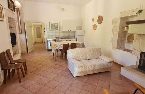 Putignano Cottage | Stone farmhouse surrounded by greenery with shared pool