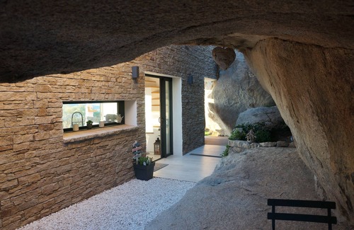 Pianotolli-Caldarello House | Stone house with panoramic views over the bay of Figari, outdoor spa