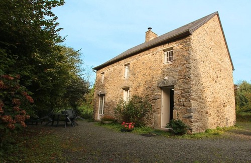 Gratot Cottage | Stone house with private yard and wifi in Gratot