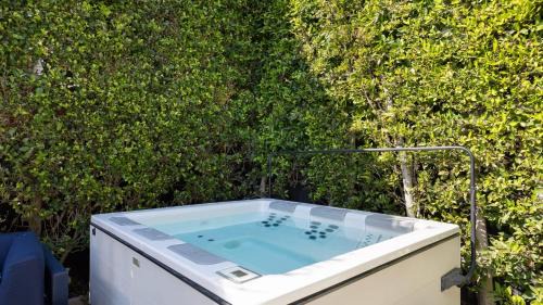 San Clemente House | Stone Lagoon by AvantStay Steps to the Beach Backyard Oasis