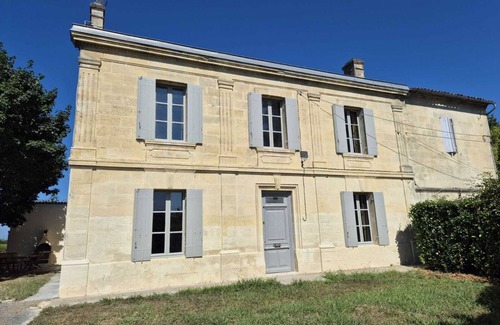 Vayres House | Stone manor house with large garden and barbecue, ideal for families.