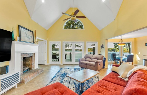 Jasper House | "STONEBROOK COVE" - Easy walk to the dock, boat slip available, Year-round water!