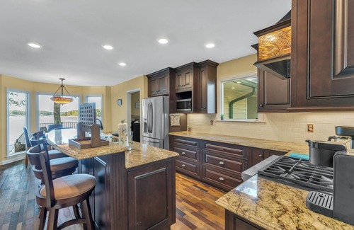 Jasper House | "STONEBROOK COVE" - Easy walk to the dock, boat slip available, Year-round water!