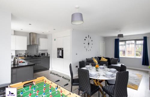 Leeds House | Stonecliffe Thirty Three By Alt-Stay - Leeds Contractor and Relocation Accommodation near M621 J1 with Master Ensuite, Kitchen, Laundry, Parking, Outdoor Space, Smart TV and Wi Fi - Long Stay Ready with Weekly and Monthly Rates