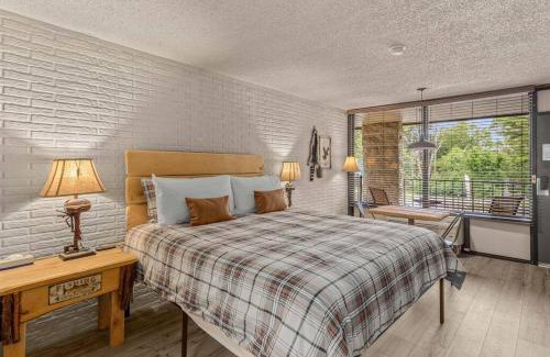 Eureka Springs Apartment | Stonegate Lodge King Bed Fast WiFi 40in TV Salt Water Pool Room #309