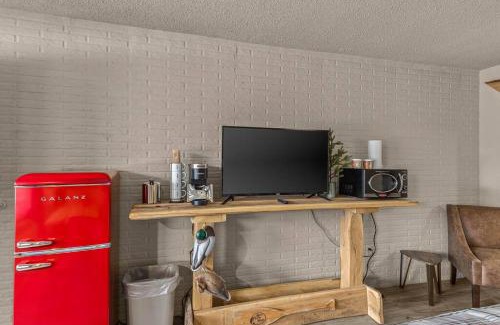 Eureka Springs Apartment | Stonegate Lodge King Bed Fast WiFi 40in TV Salt Water Pool Room #309