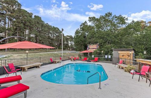 Eureka Springs Apartment | Stonegate Lodge King Bed Fast WiFi 40in TV Salt Water Pool Room #309