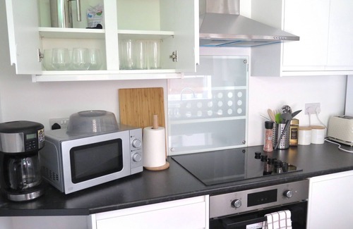 Crewe House | Stoneley Stays by Urban Hazelnut 4 Bedrooms 6 Guests