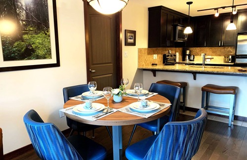 Cougar Creek Condo | Stoneridge 2 BDR King Suite★ Hot Tub/Pool/Gym ★Mountain Views ★1100 SQF