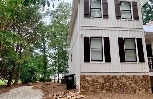 Lake Oconee Cottage | StoneRidge Sanctuary Beautifully located on the Richland Creek side of the lake!