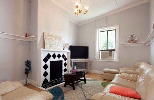 Wallaroo House | StoneScape Retreat: Blend of Wallaroo's Historic Charm and Beach Getaway