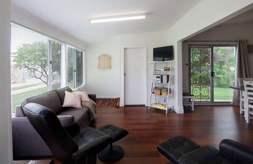 Wallaroo House | StoneScape Retreat: Blend of Wallaroo's Historic Charm and Beach Getaway