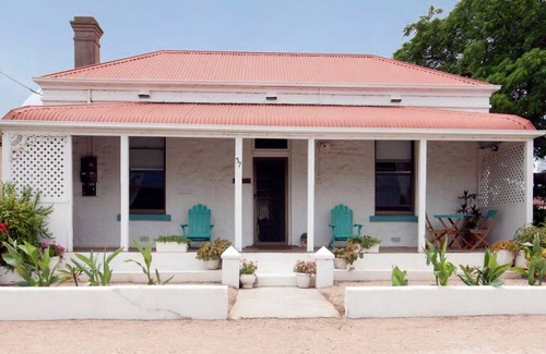 Wallaroo House | StoneScape Retreat: Blend of Wallaroo's Historic Charm and Beach Getaway