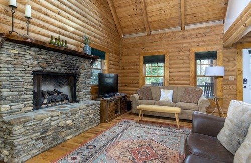 Black Mountain House | Stoney Creek Cabin Creekside Cabin Close to Town
