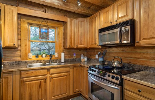Black Mountain House | Stoney Creek Cabin Creekside Cabin Close to Town