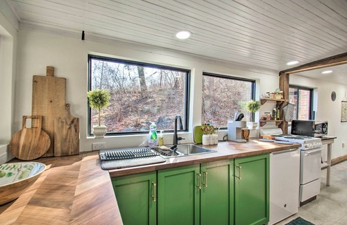 Nellysford House | Stoney Creek Cottage: Waterfront Hot Tub, Fire Pit