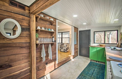 Nellysford House | Stoney Creek Cottage: Waterfront Hot Tub, Fire Pit