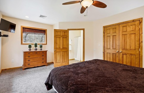 Farmington Cabin | Stony Creek | 5BR, 3.5BA, Hot Tub, Secluded Creekside Cabin