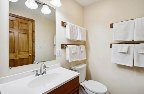 Farmington Cabin | Stony Creek | 5BR, 3.5BA, Hot Tub, Secluded Creekside Cabin