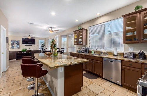 Glendale House | Stop "Heated Pool, Spa, Ping Pong, XBox, billiards