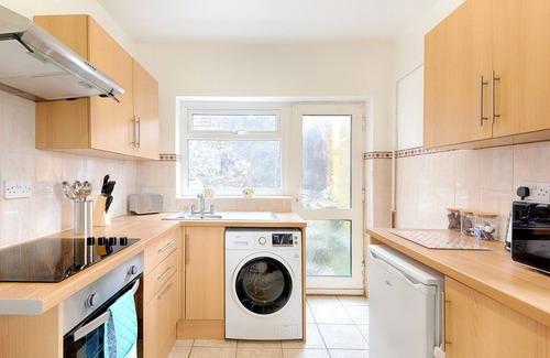 St. Thomas Apartment | Stop Looking! Walk to the City Centre