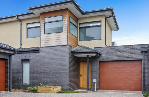 Reservoir House | Storey Time I 2BR Townhouse for Melbourne Travel