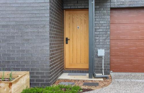Reservoir House | Storey Time I 2BR Townhouse for Melbourne Travel