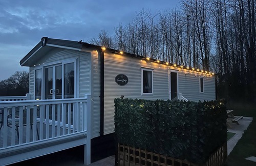 Swannington Cottage | STORK LODGE, family friendly, with hot tub in Coalville