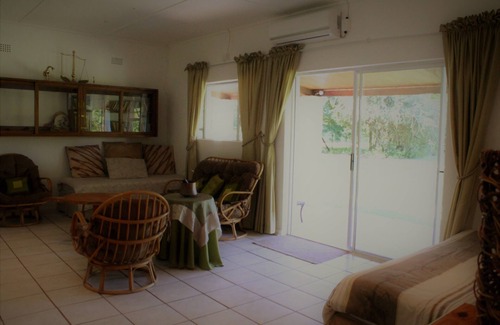 Storms River House | Stormsriver Orchard House with mountain view and vast garden