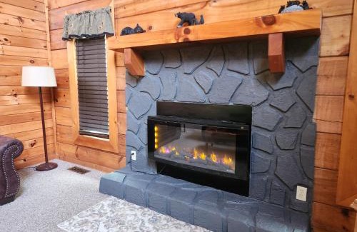 Sevierville House | Story Brook: Beautiful true log cabin! Close to Dollywood, State Park, and more!