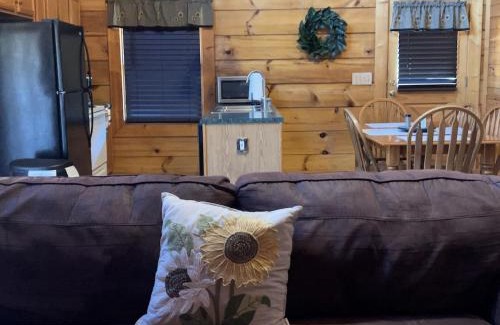 Sevierville House | Story Brook: Beautiful true log cabin! Close to Dollywood, State Park, and more!