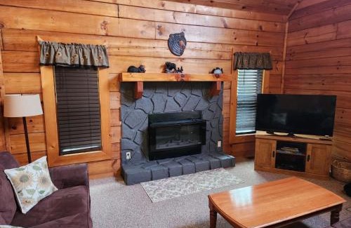 Sevierville House | Story Brook: Beautiful true log cabin! Close to Dollywood, State Park, and more!