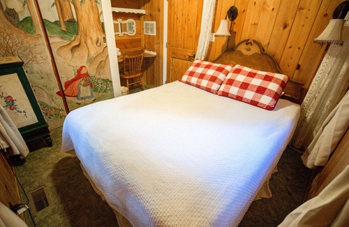 Twin Peaks Hotel | Storybook Cottage - Family | Pets | Storybook Themed | Ponds & Streams