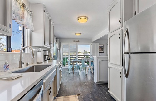 Oceano House | Strandcastle - Oceanview - Dog Yard - SO much Parking! - Steps from Sand