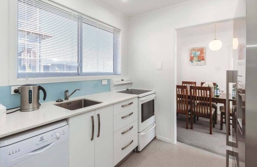 Rewa House | Strandon Townhouse Near Beaches and CBD