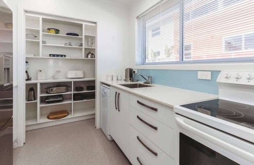 Rewa House | Strandon Townhouse Near Beaches and CBD