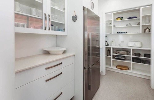 Rewa House | Strandon Townhouse Near Beaches and CBD