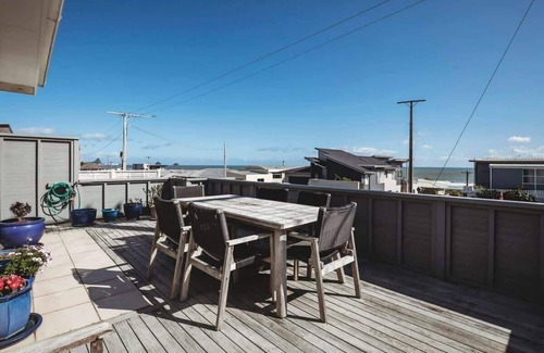 Rewa House | Strandon Townhouse Near Beaches and CBD