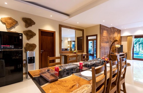 Sunset Road House | Strategic and Classic 3BR Family Villa at Seminyak