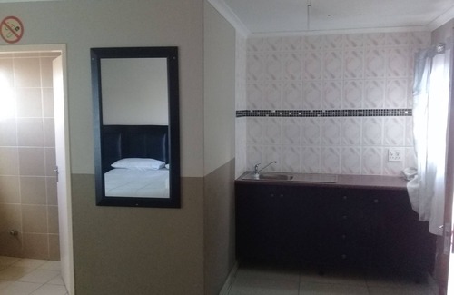 Greater Johannesburg Metropolitan Area Hotel | Strategic Location,15mindrive to ORTambo airport, the park town and the City Zoo