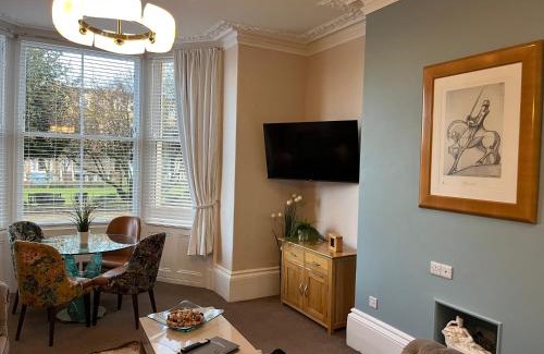 South Cliff Apartment | Strathmore apt Scarborough, pool, gym, parking