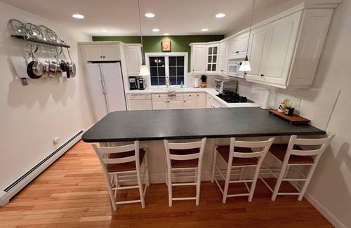 Jamaica House | Stratton MTN Retreat~4BR/10Bed Ski House w/2 MSTRS-Jacuzzi-Game RM-3mins to MTN!