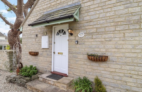 Cricklade Cottage | STRAW COTTAGE, romantic, with a garden in Cricklade