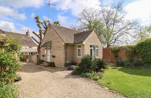 Cricklade Cottage | STRAW COTTAGE, romantic, with a garden in Cricklade